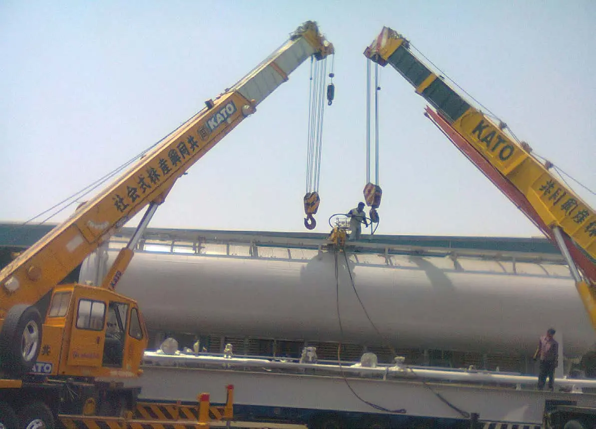 Alufaq Aladeem transporting a large industrial vessel